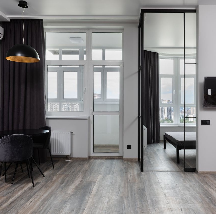 Glass partition and mirror cleaning service